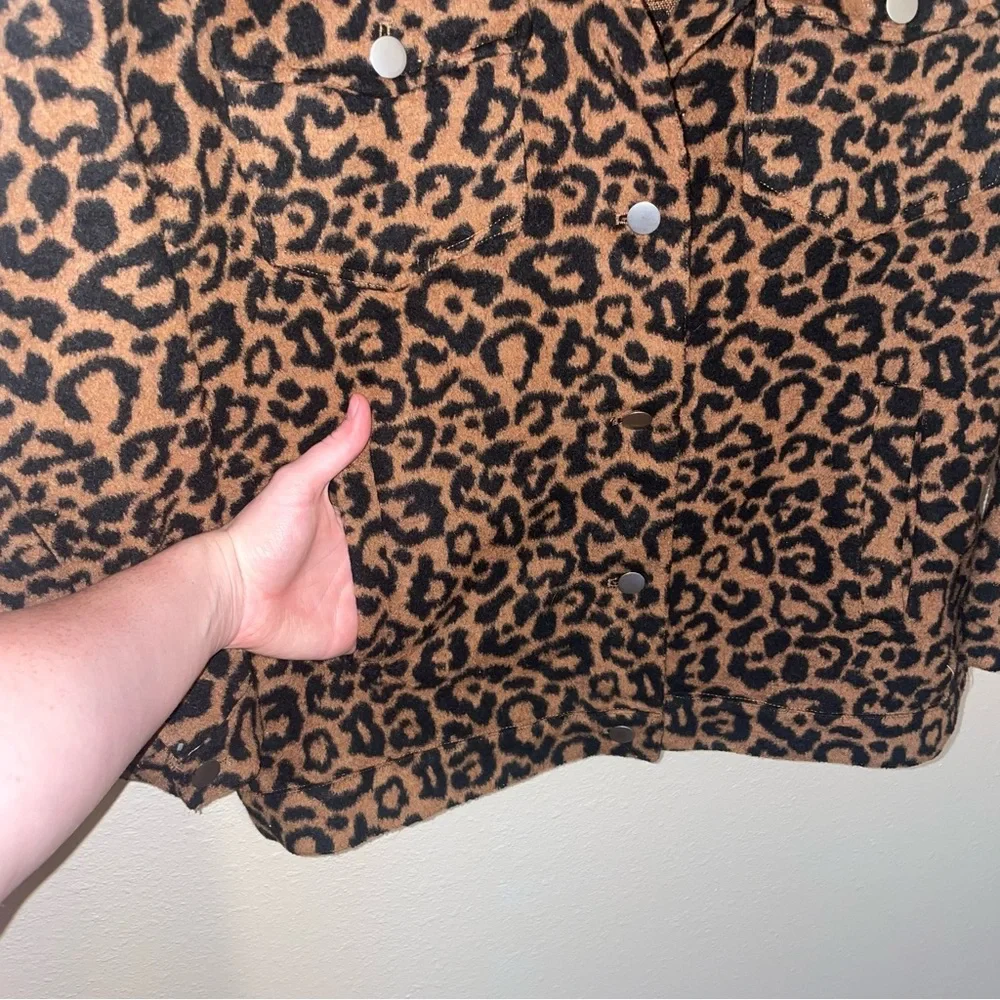 143 Story Leopard Print Shacket Size Small Pockets Button Up EUC Oversized - Picture 4 of 6